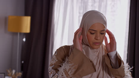Mujer-Musulmana-Usando-Hijab-En-Casa-Parada-Y-Rezando-4